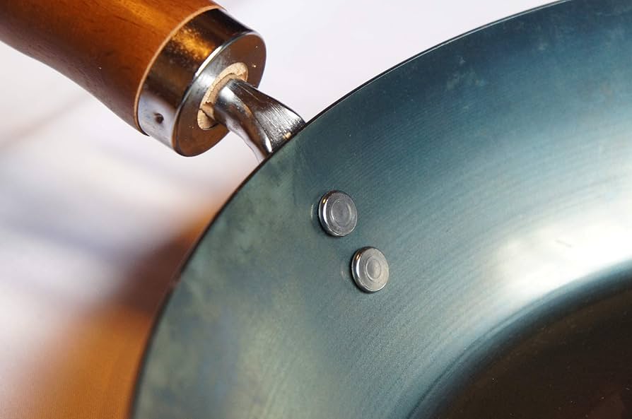 【人気商品】使いこむほどに育つ鉄フライパン フック付き 20cm 白木ハンドル Amazon.co.jp: 使いこむほどに育つ鉄フライパン フック付き 20cm